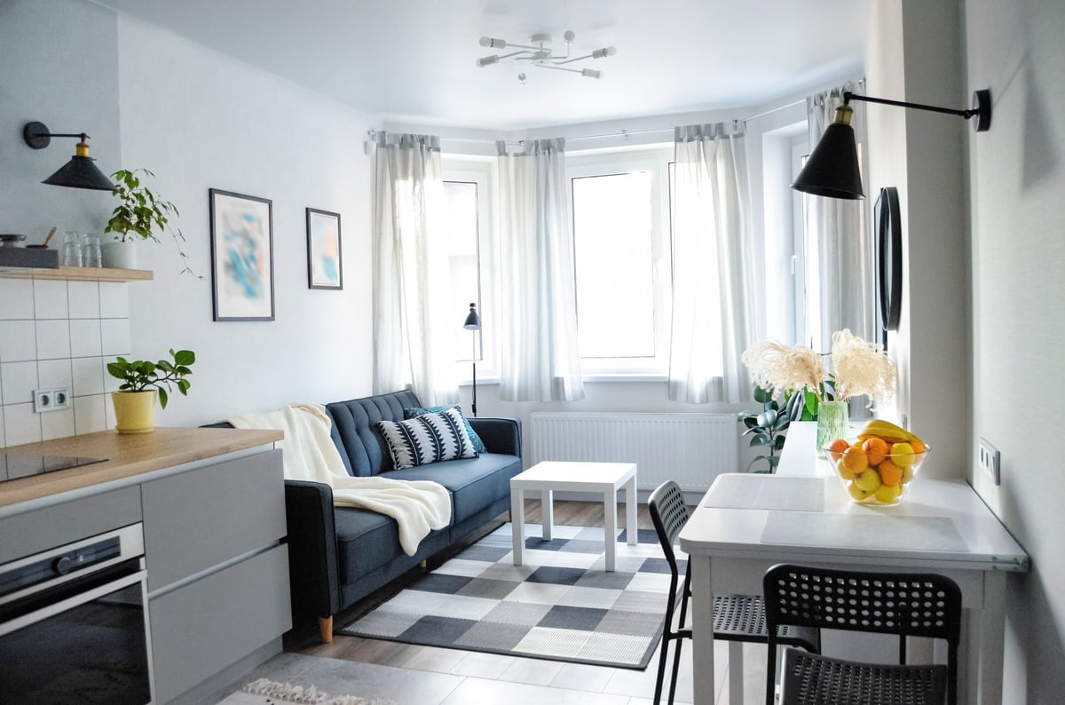Apartamento moderno de estilo escandinavo en blanco y gris, luminoso y ordenado