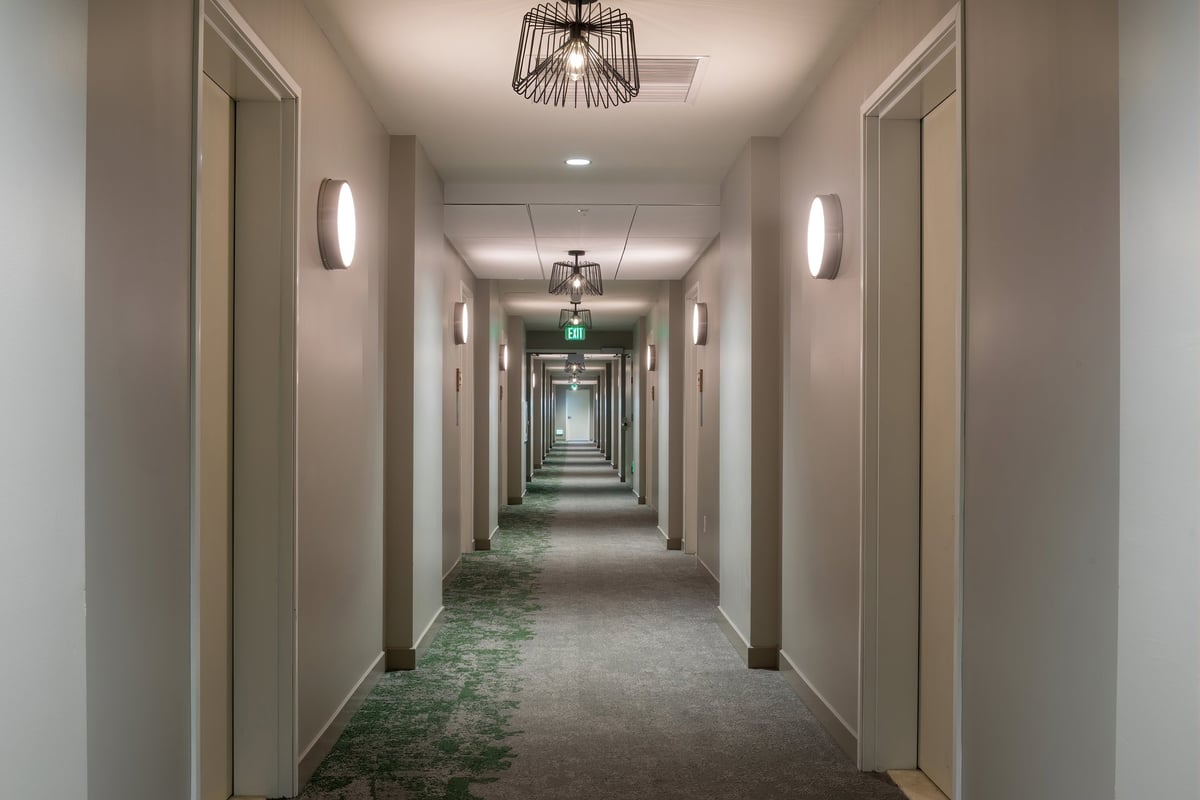 Pasillo de un edificio moderno con iluminación cálida