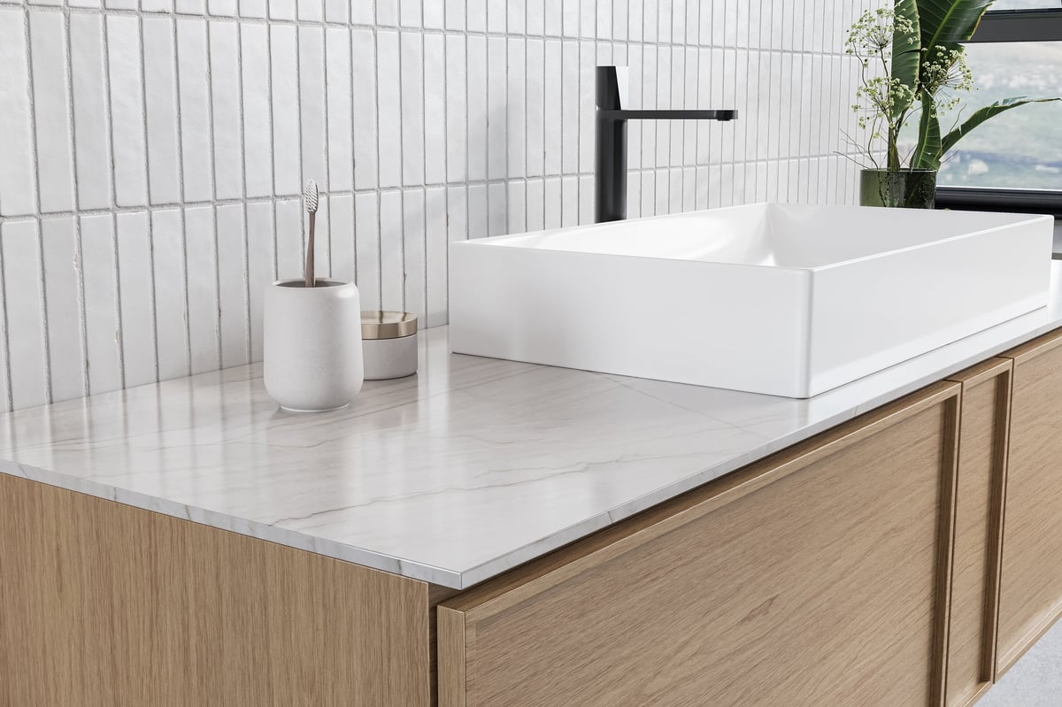 Baño minimalista con lavabo de mármol y grifería negra