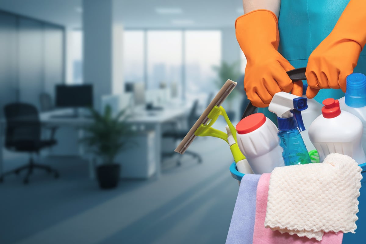Preparación de productos de limpieza profesional para el servicio de una oficina